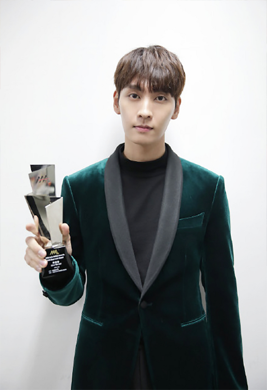 崔泰俊爱了造型,卷发型激起想谈场轰烈恋爱 #崔泰俊# 今日的心爱的他