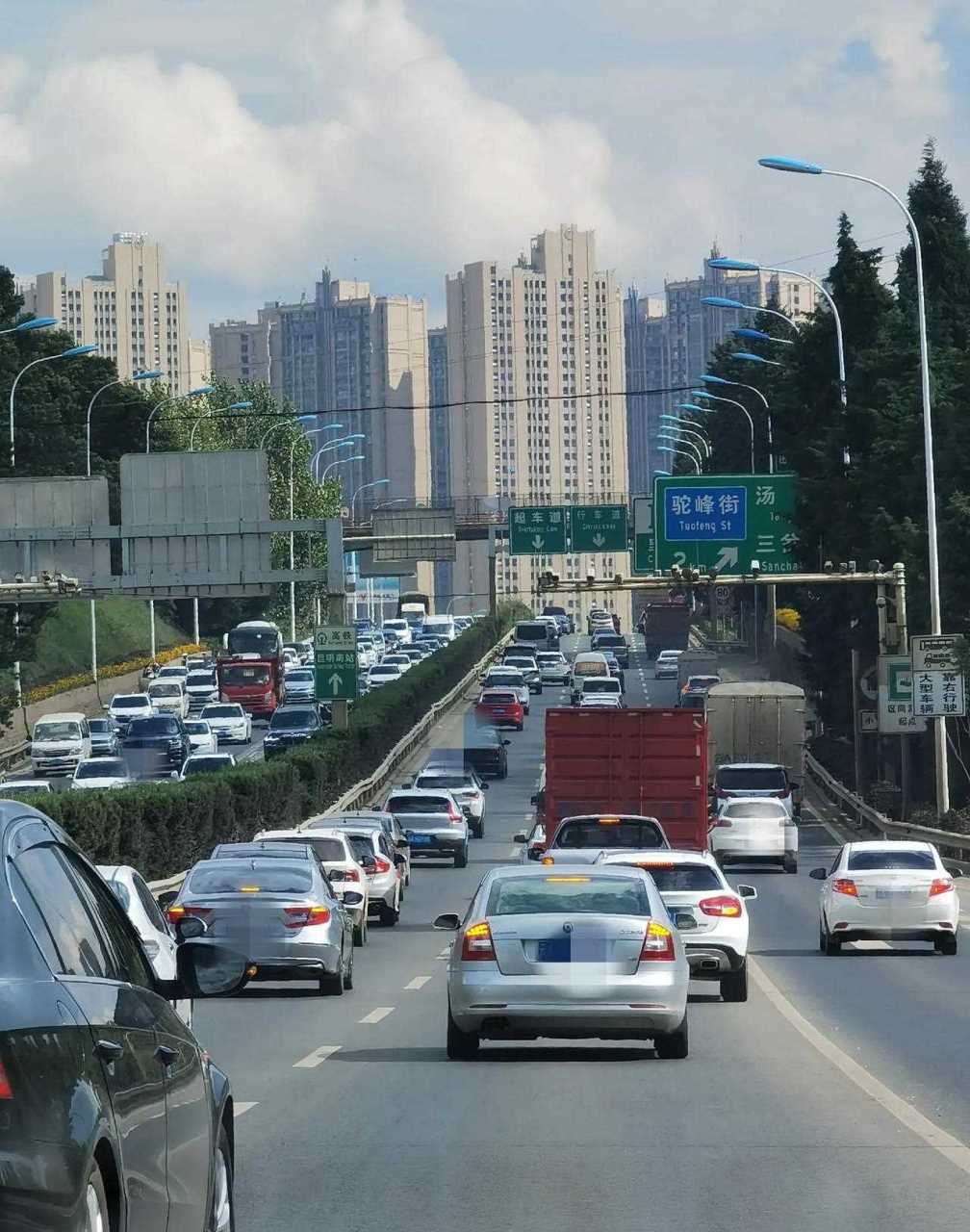 昆明返程车流今天加大,明后两天将达到高峰期,今天从昆明到玉溪江川