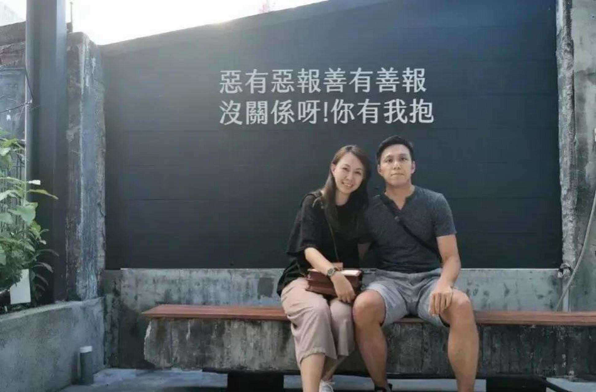 领动计划# 著名儿歌天后卓依婷和老公的合照,今年她都已经40岁,和