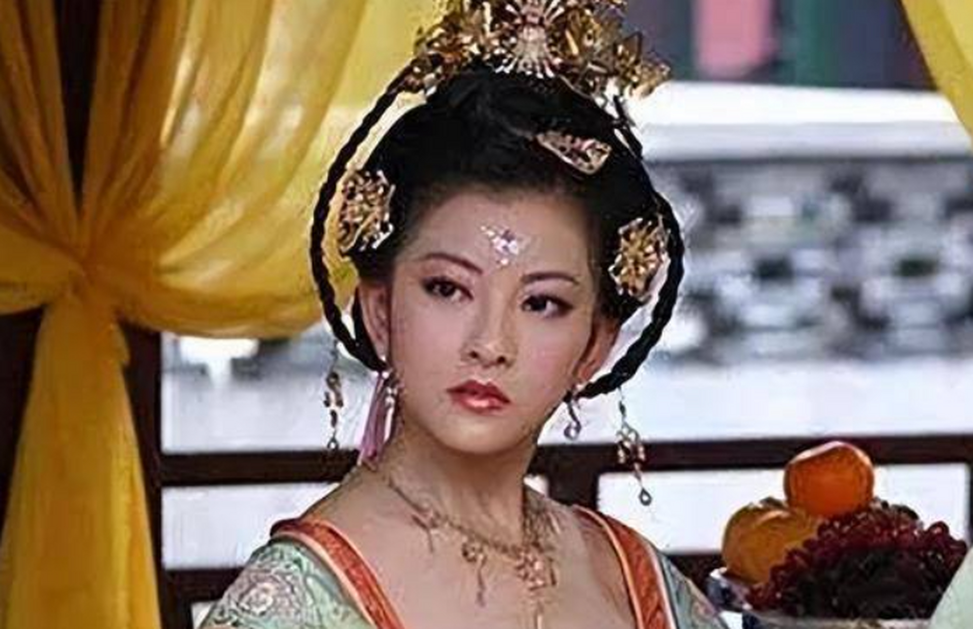 北魏的兰陵公主怀胎七月与驸马起了争执,驸马发了狠,一巴掌将她掀翻在