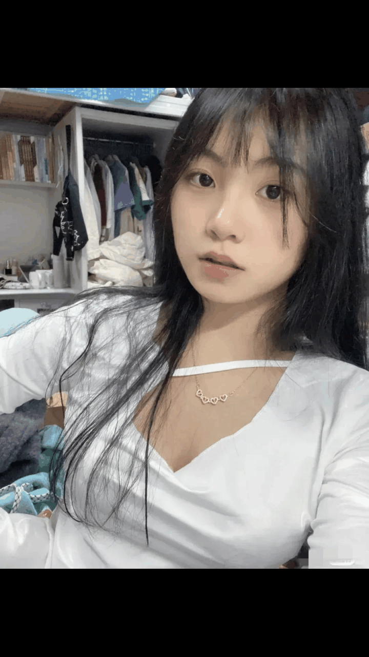 粉红色性感小嘴唇,再加上傲人身材,这是多么青春性感漂亮的女生啊!