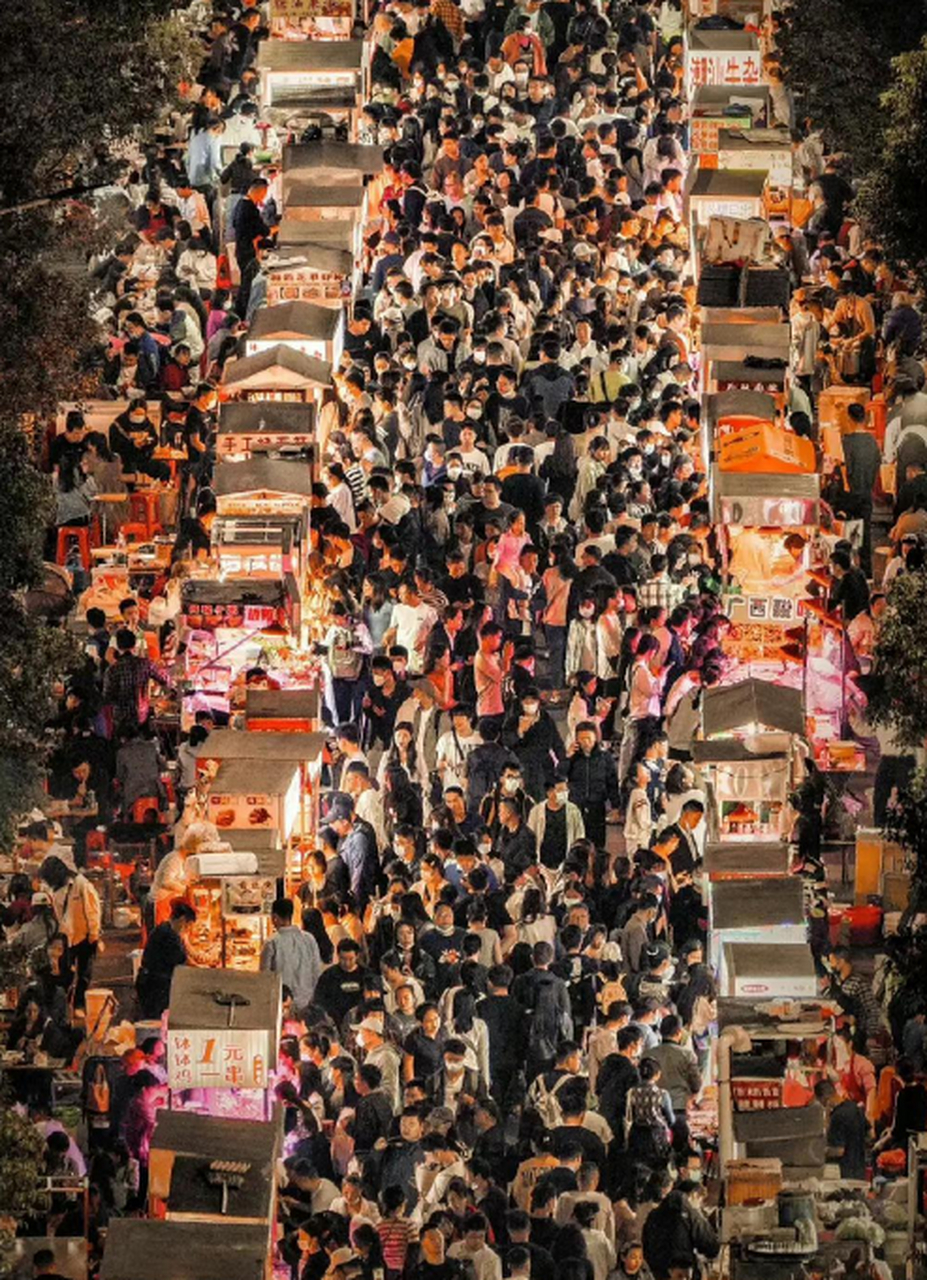 深圳西乡坪洲某城中村.