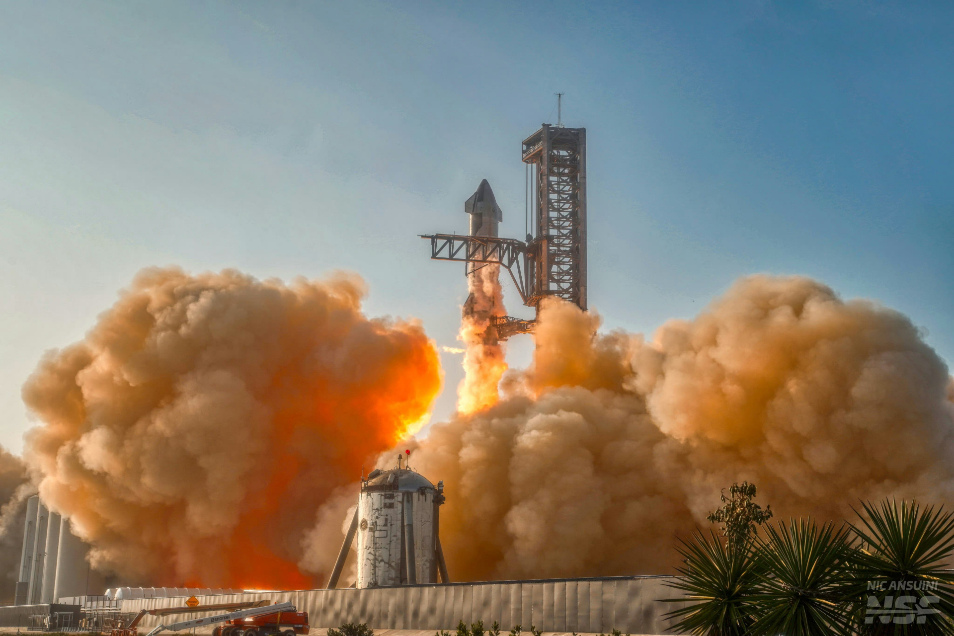 02spacex 星箭大推力火箭发射试验,这是这型火箭的首飞,据称总成本