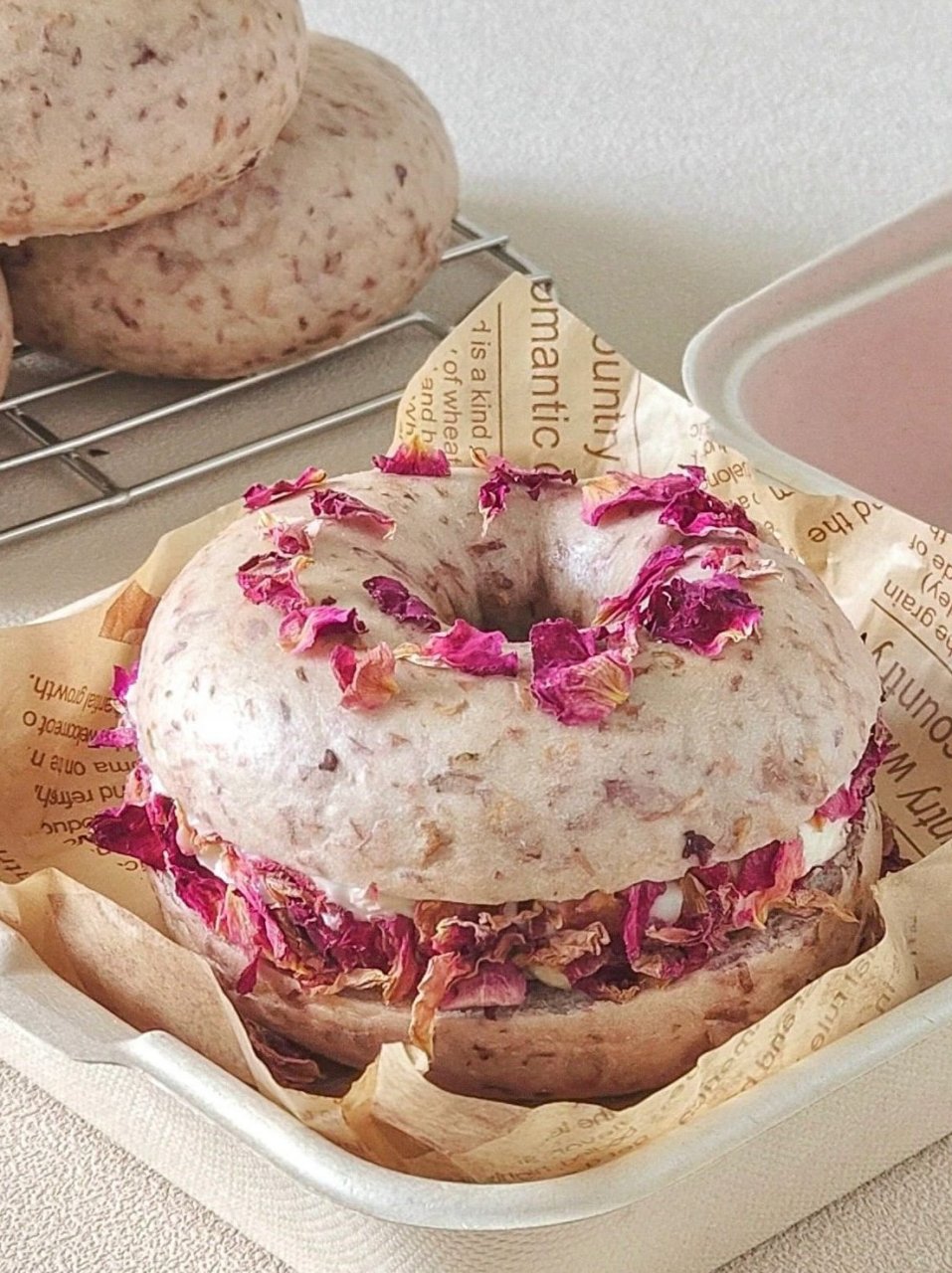 颜值味道均在线的酒酿玫瑰奶酪贝果 材料 面包: 高筋粉300克,酒酿150