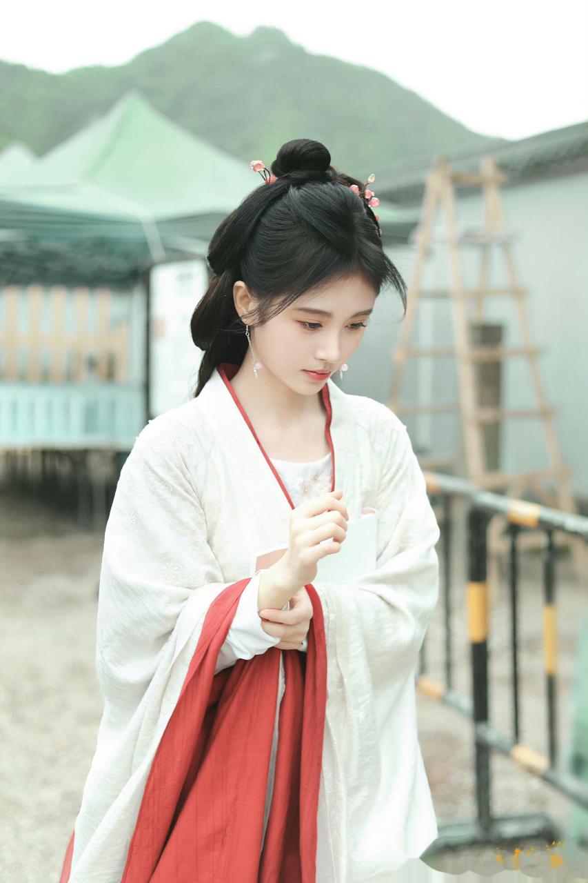 鞠婧祎花间令面纱路透 鞠婧祎花间令面纱路透,新造型好美啊,期待杨