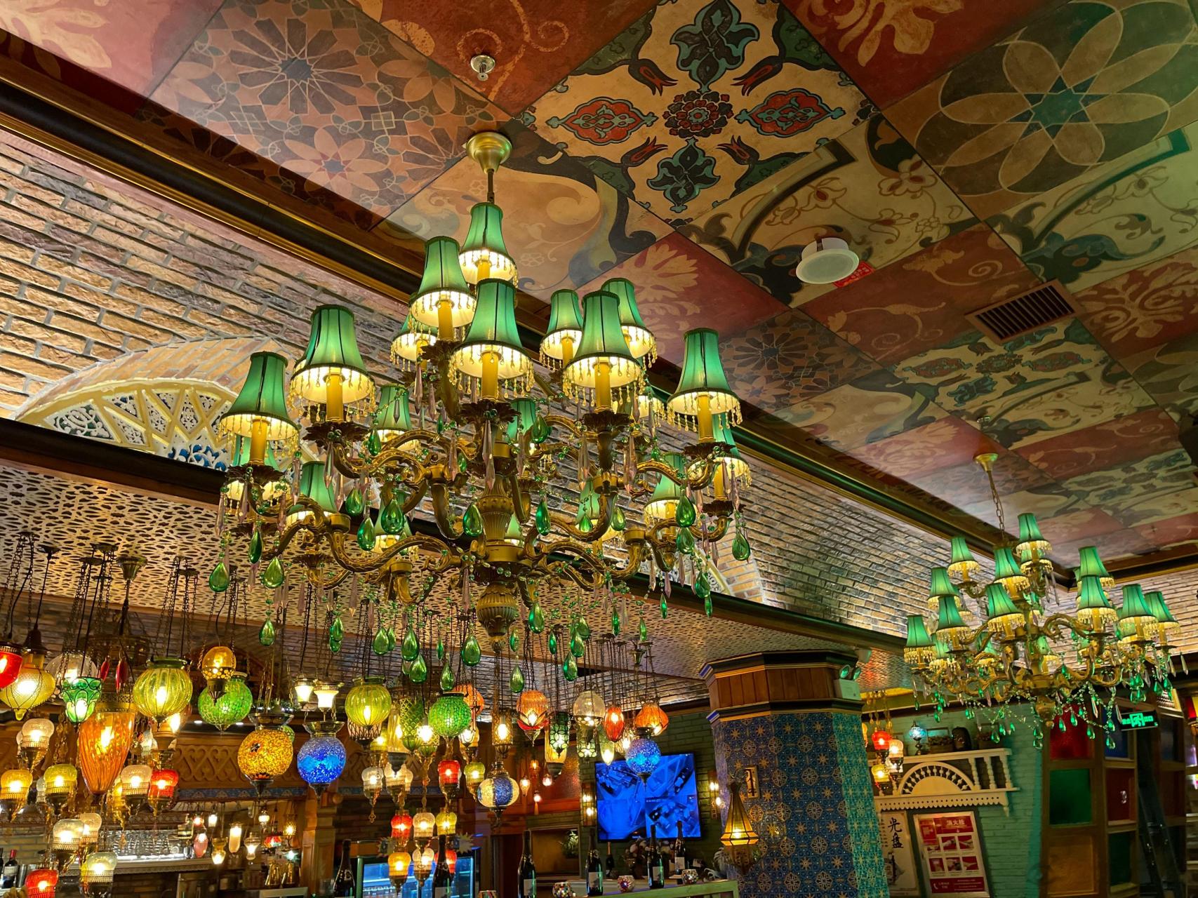 新疆喀什阿咔丝亚茶馆,装修非常漂亮,饮食也有特色,服务员也很好看.