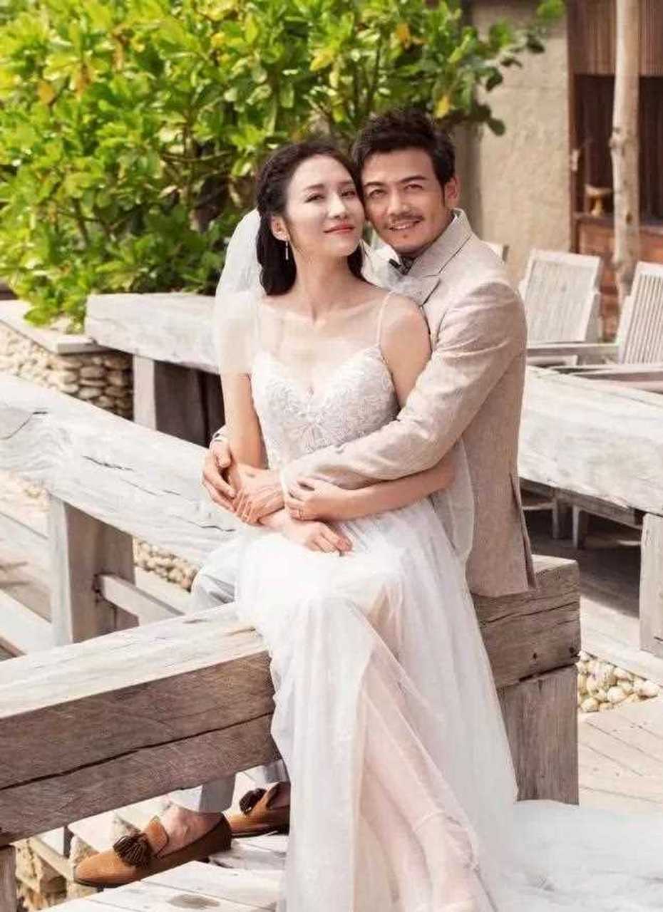 2010年,27岁的杨烁和25岁的王黎雯领证结婚.
