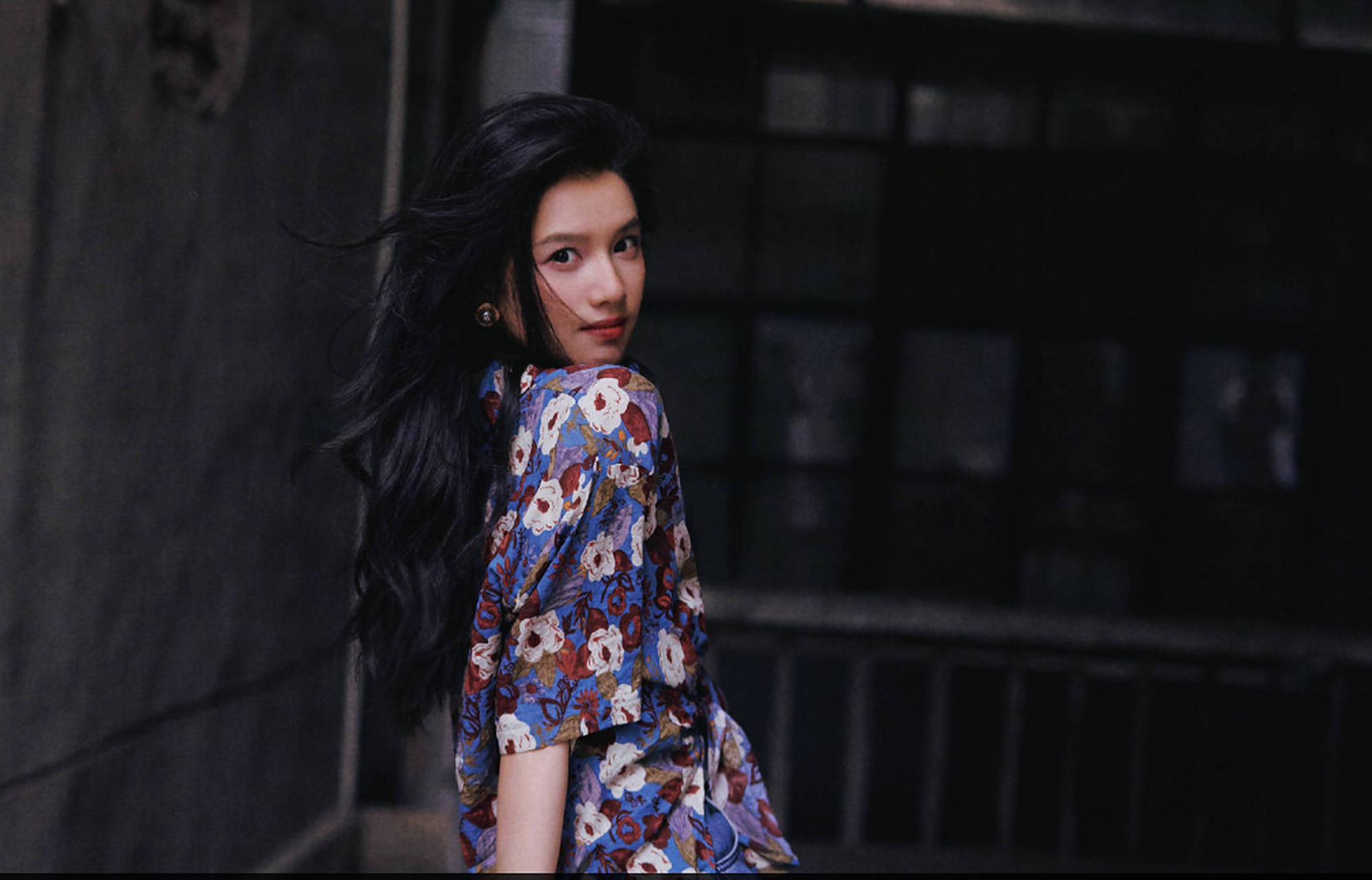 张婧仪晒24岁生日大片 花衬衫搭牛仔裤展复古港风张婧仪晒24岁生日