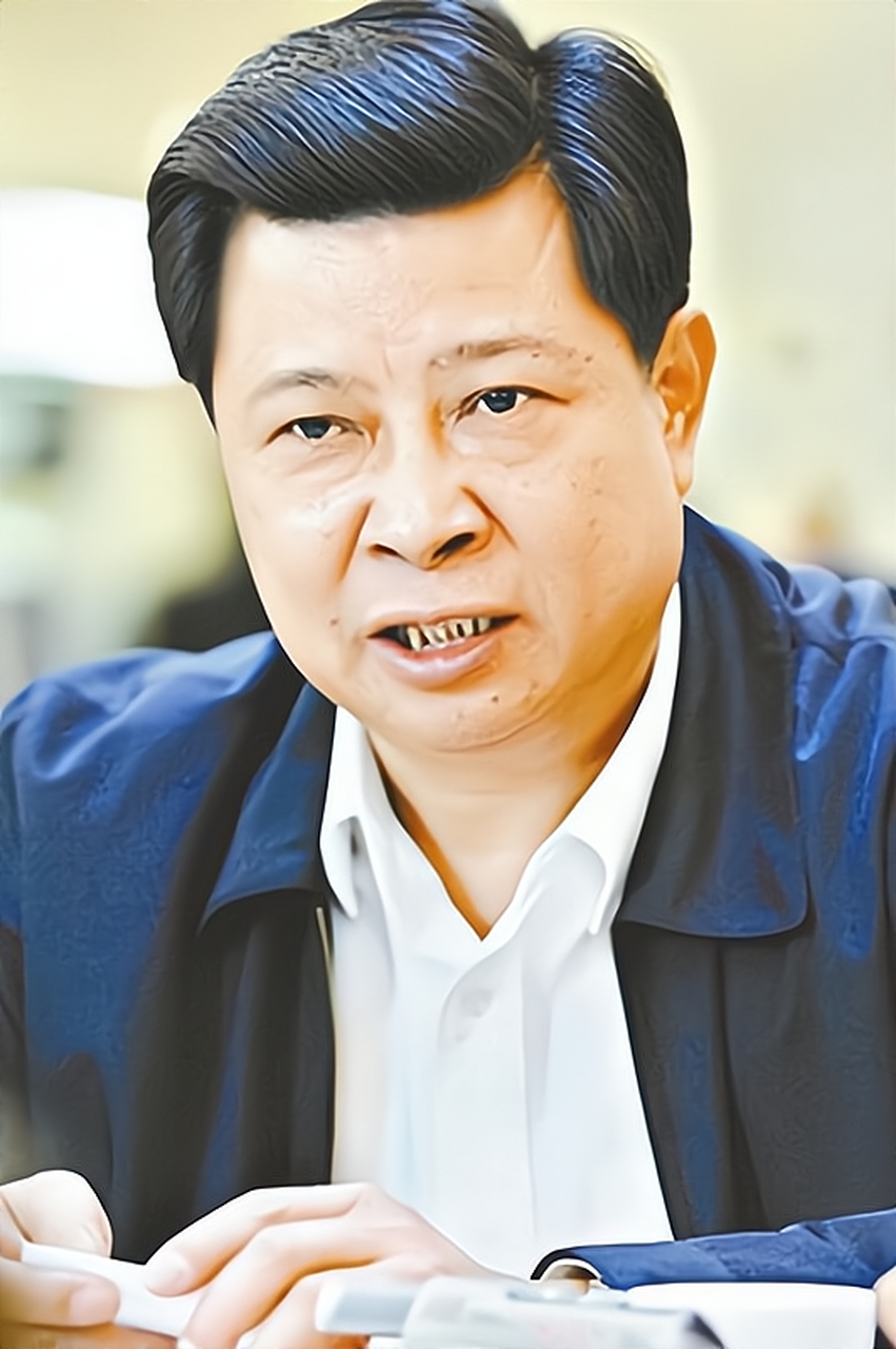 他的腐败行为不仅侵蚀了公共资源,也破坏了社会道德