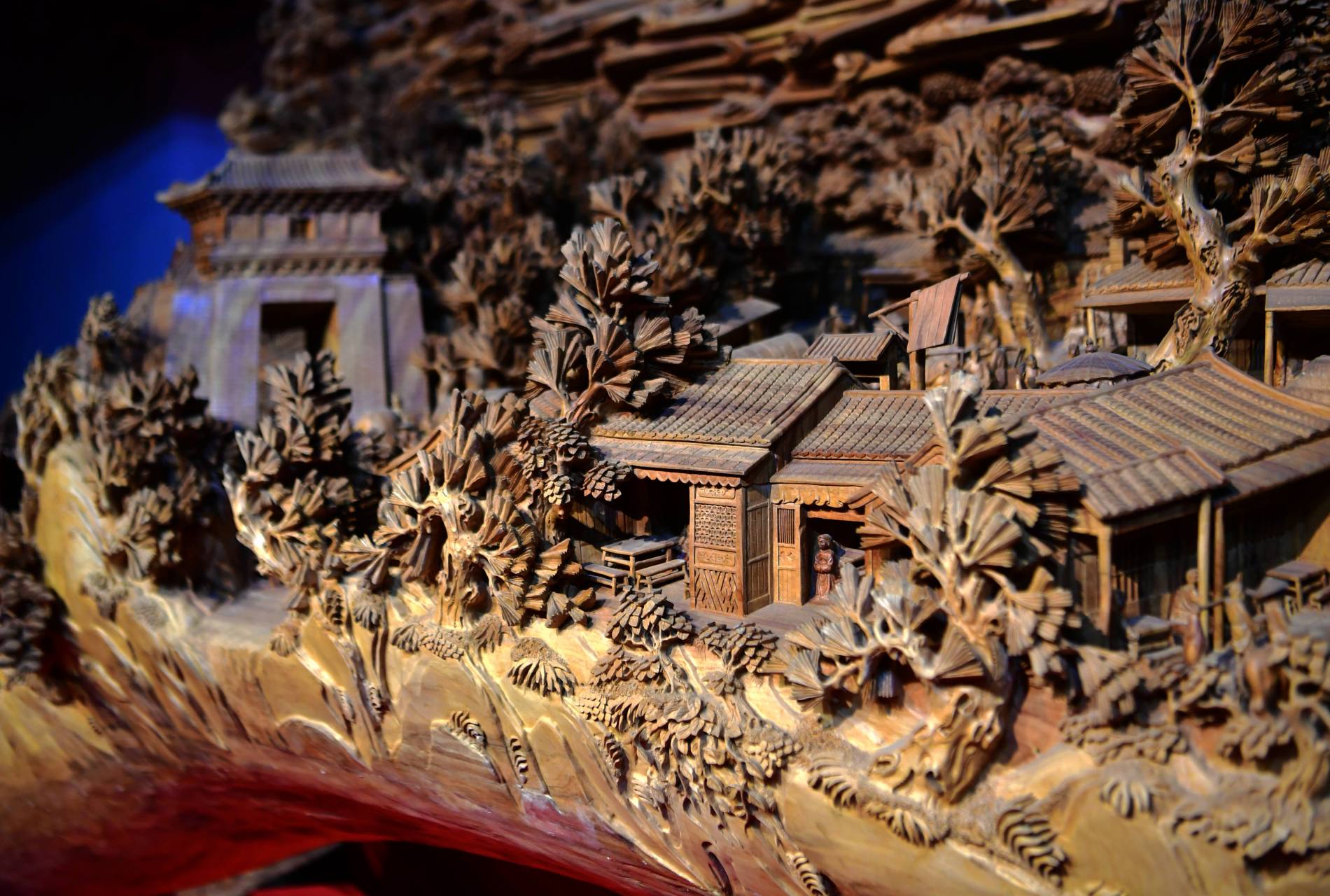 历史渊源:福建木雕有着悠久的历史,可以追溯到几百年前.