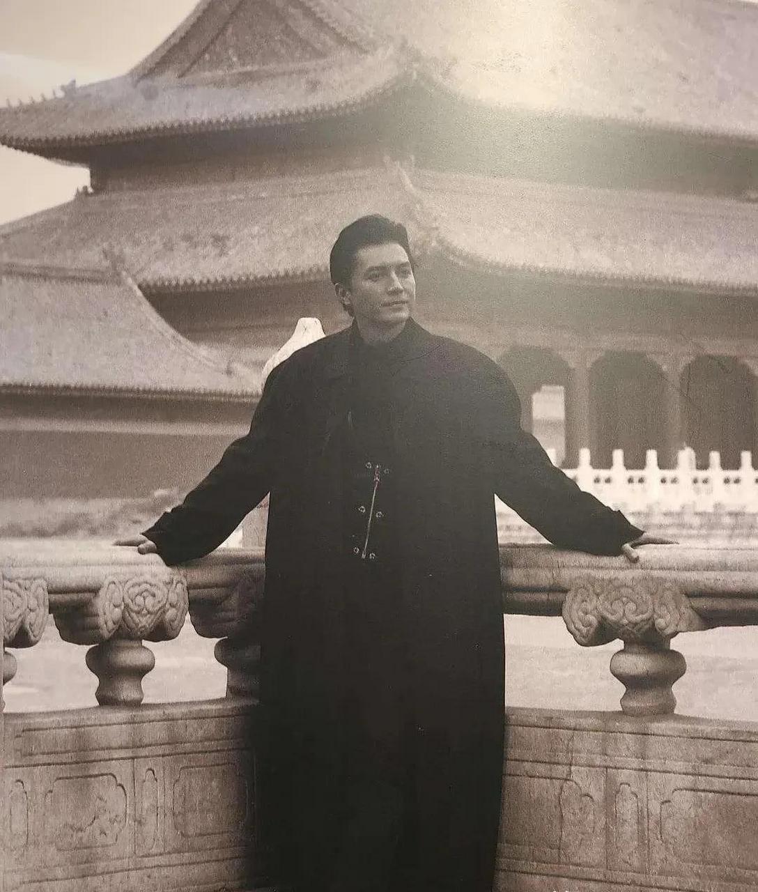 1994年香港影星尊龙再一次来到北京故宫.