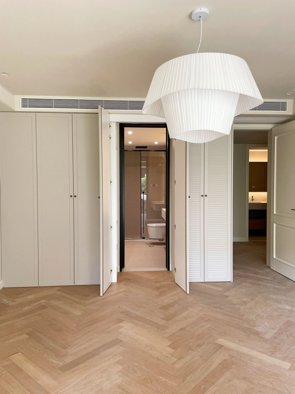 谁懂啊,我在衣柜里藏了个厕所 我家主卧的卫生间正好在进门那面墙的正