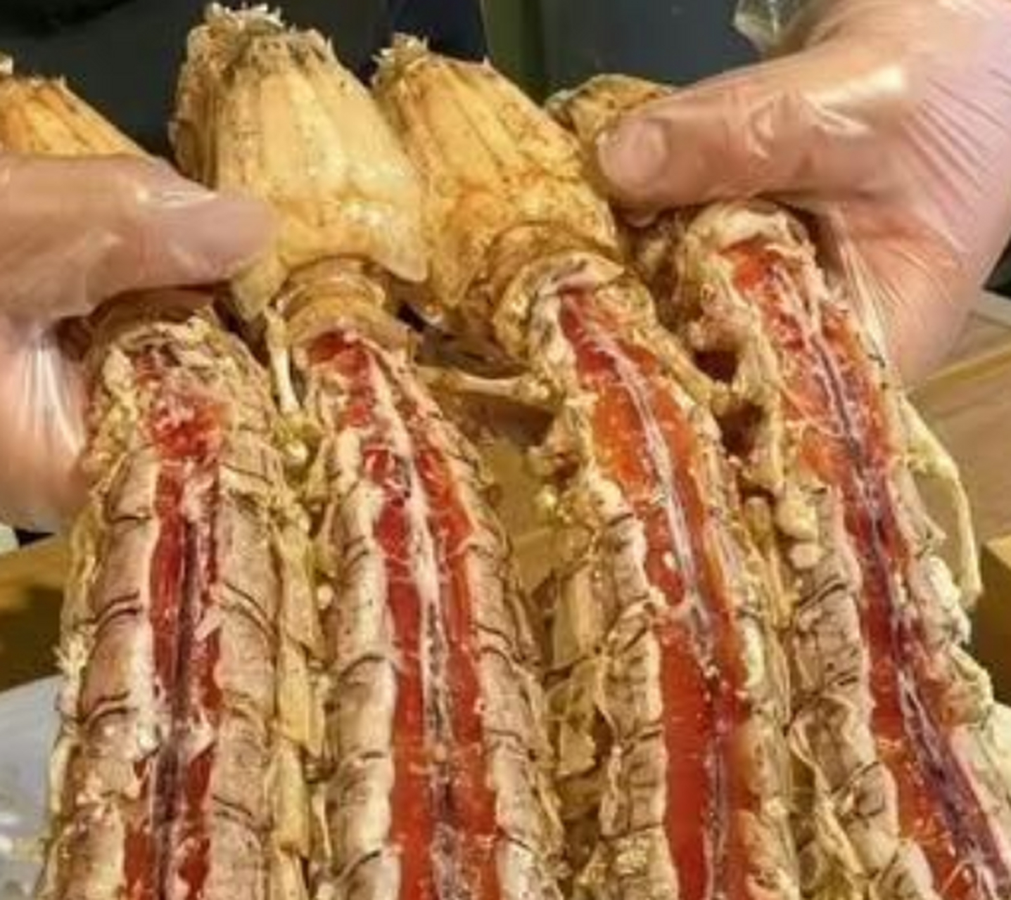 网友:这皮皮虾真大,肉也多,中间黄色的是虾线吧,求问能不能吃在线等