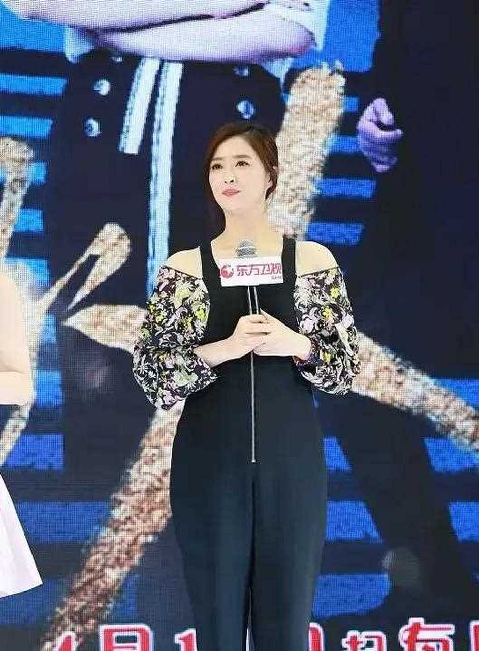 都说蒋欣的身材虎背熊腰,可服装打扮却挺显瘦的,搭配很重要.