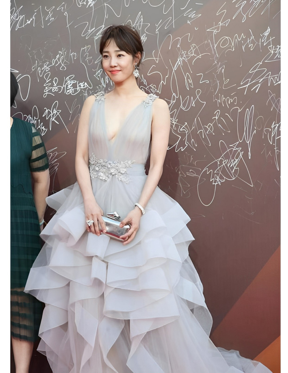 白百何活动照曝光,穿淡灰色深v领蛋糕礼服裙性感又抢镜,减龄有活力的
