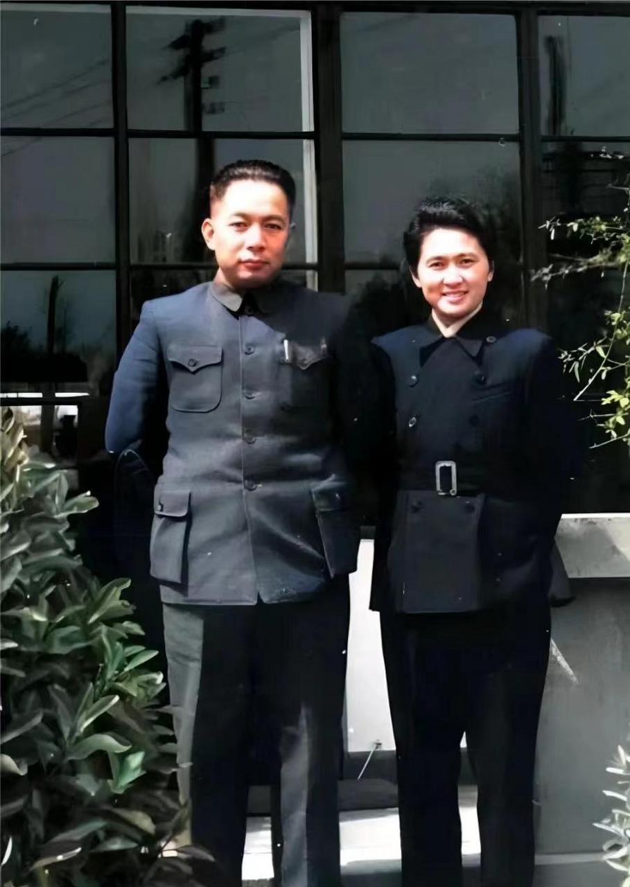 1953年,英雄陈丕显和妻子的合照展现了当时的陈老风度翩翩,帅气十足