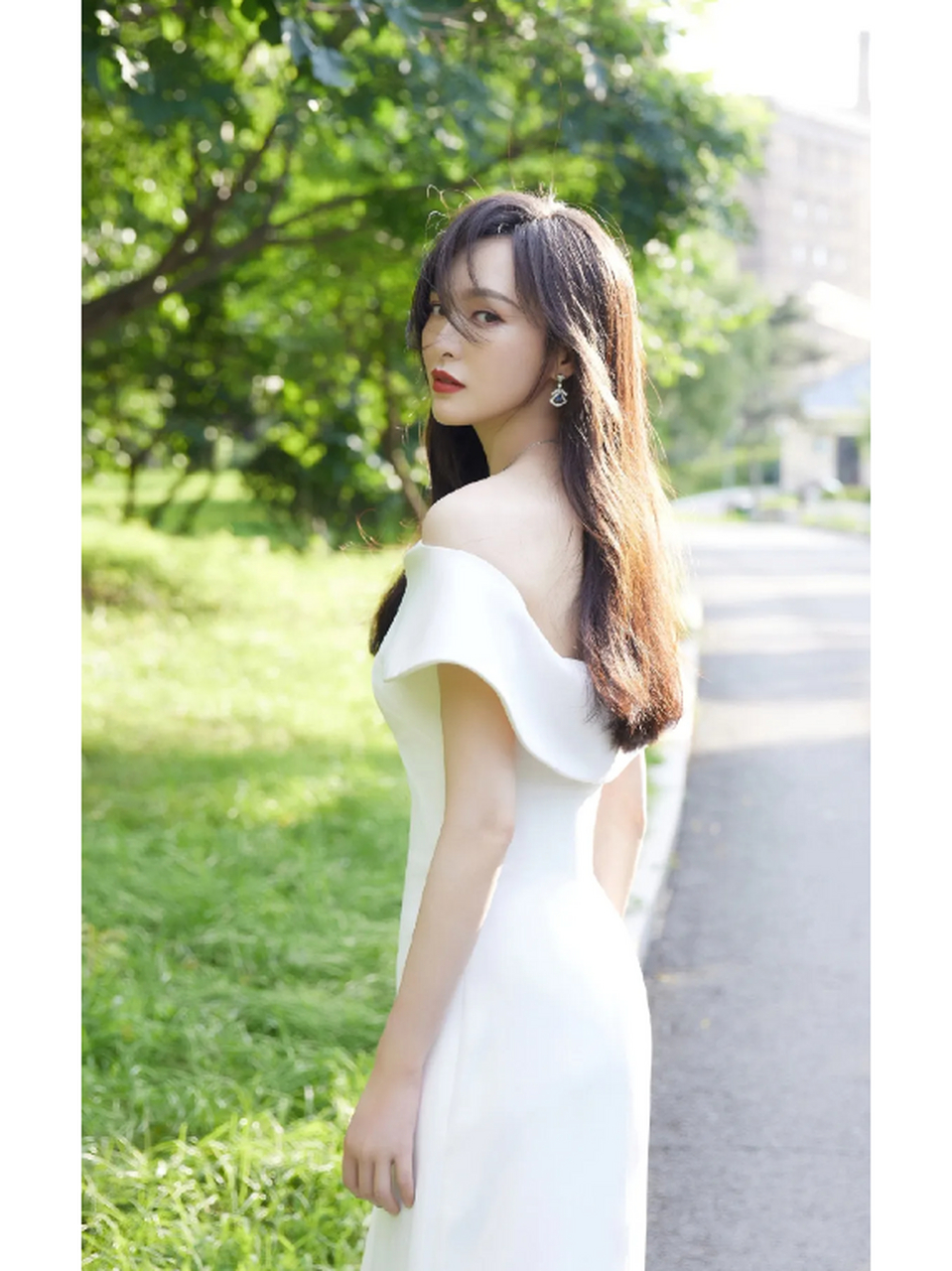 唐嫣穿搭白色礼服 沐浴在微光中,高挑纤细恬静优雅,这氛围感也太好了.