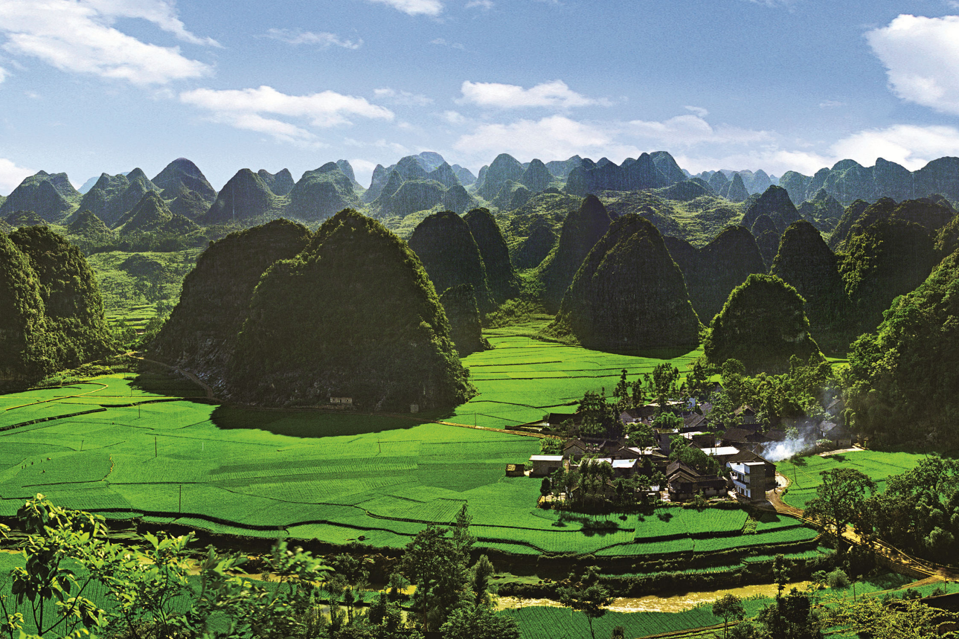 万峰林景区:位于黔西南州兴义市东南部,是国家aaaa级旅游景区.