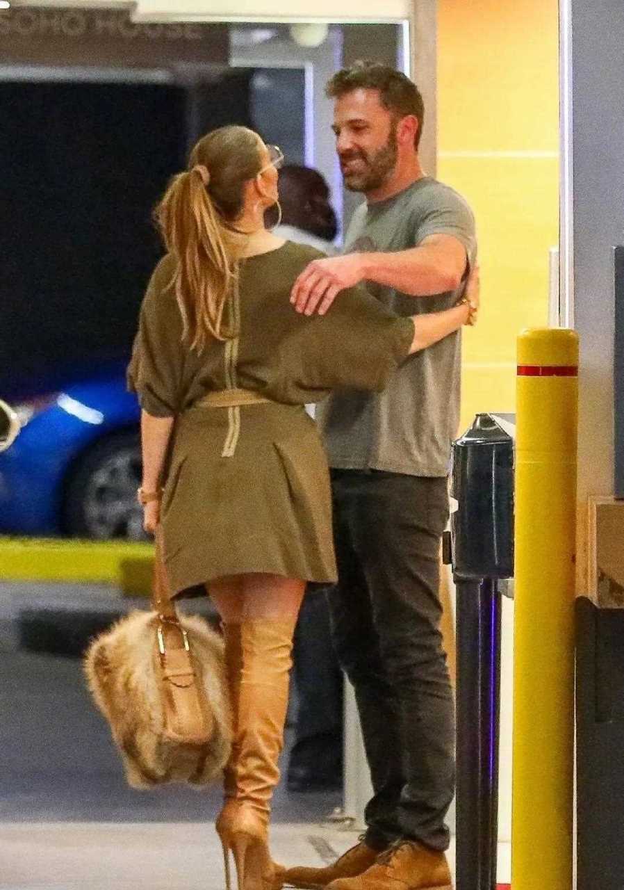 【詹妮弗·洛佩兹和本·阿弗莱克撒狗粮】[额] 詹妮弗·洛佩兹和本