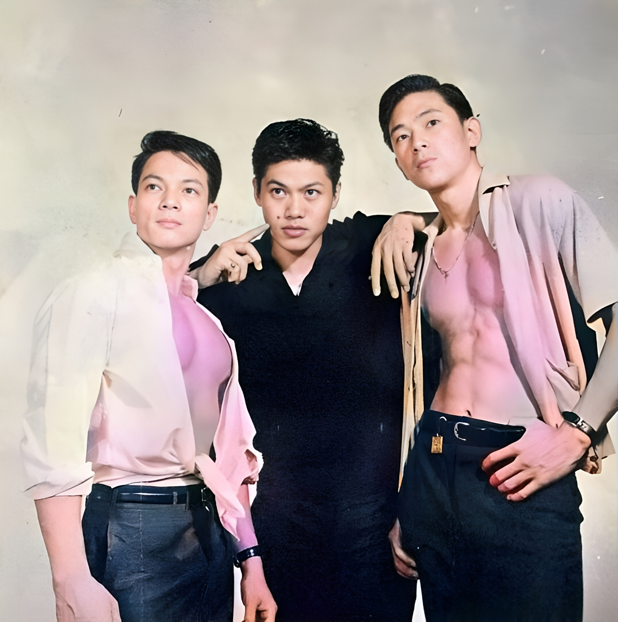 郑雷相貌堂堂,一身肌肉,是健美先生出身.