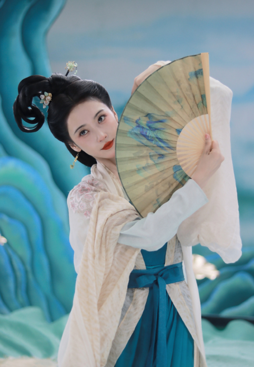 宣璐的古装,总是让人很惊艳,而这一身的装扮,用"天青色等烟雨,而我在