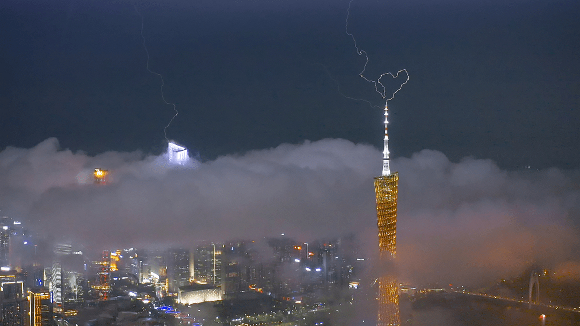 心形闪电,下载保存照片吧 #爱心# 近日一张照片引发了热议,在下雨天