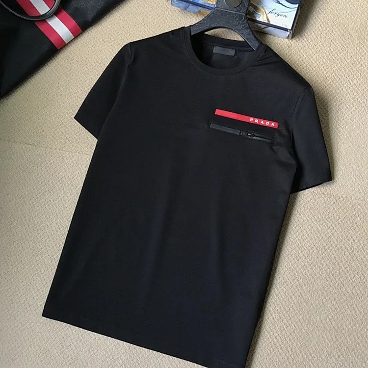 普拉达短袖t恤 简洁干净,好面料,上身感很清爽,胸前经典红条字母logo