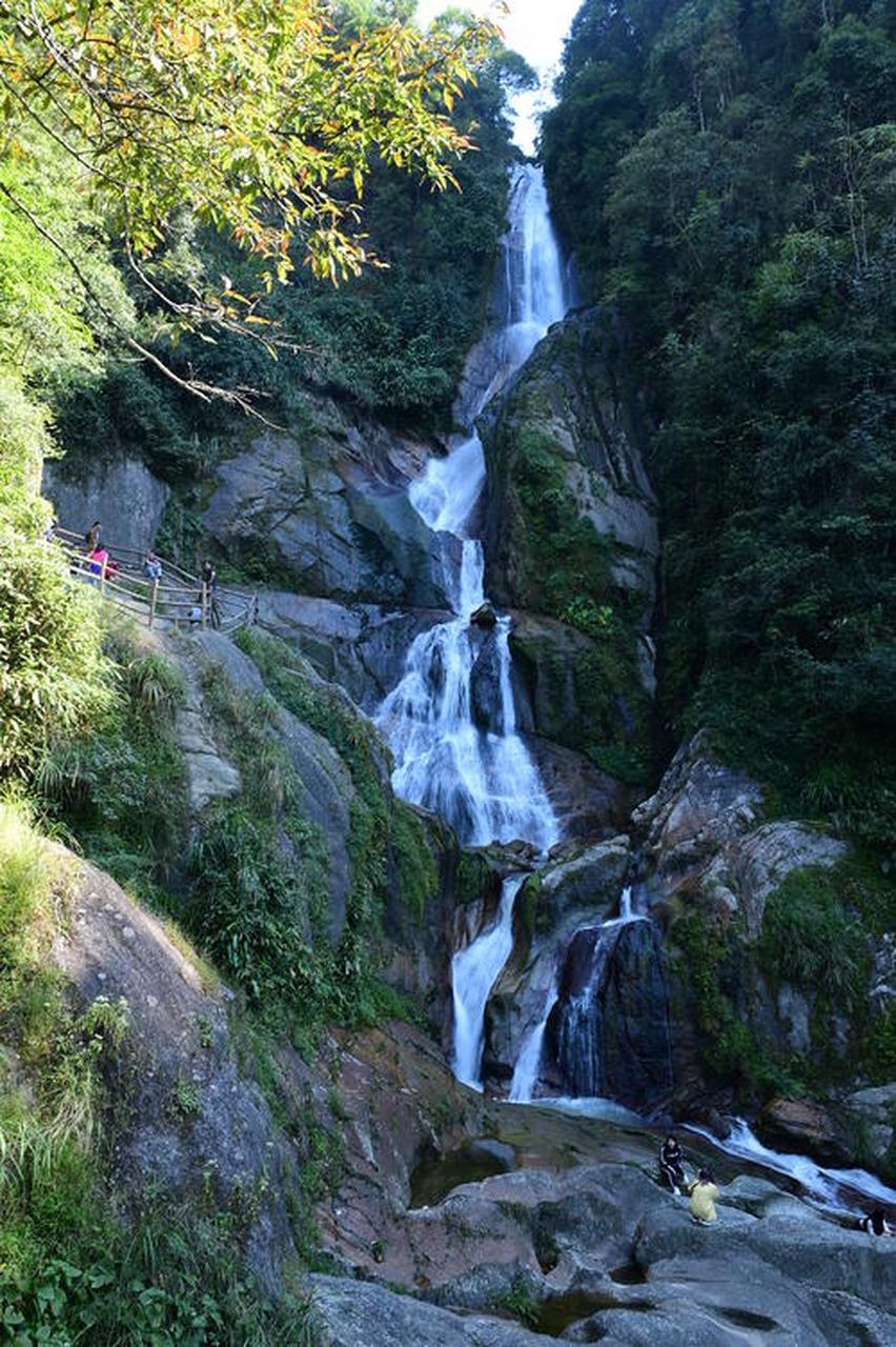 金竹瀑布景区,在抚州乐安县的南部,这里距离市区有72公里,整个景区的