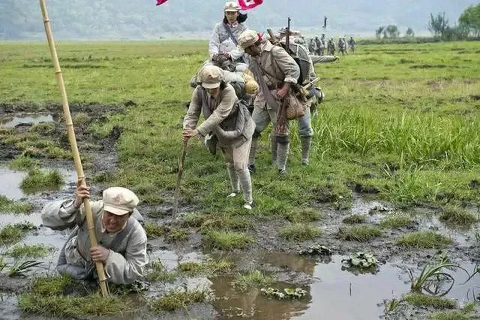 1935年红军过草地,有三个小战士上吐下泻,跟不上大部队了,领导就留下