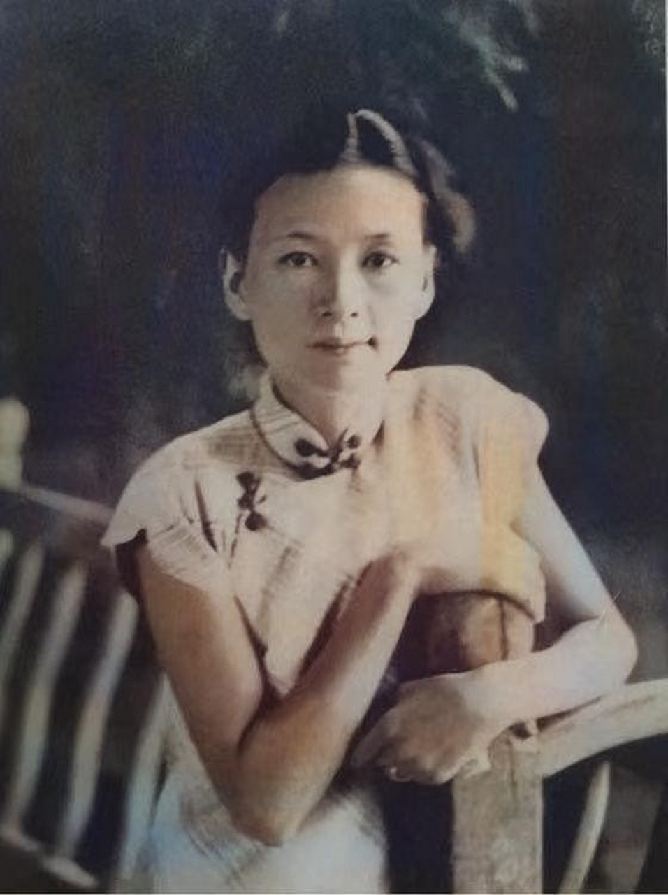 人到中年的林徽因优雅留影,照片中林徽因穿着一身旗袍,坐在围廊下