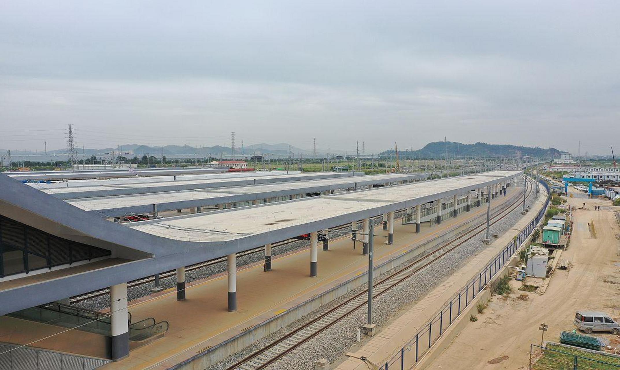 河源北站(东源站)是一座位于广东河源地区的高铁站,因建在山顶上而被