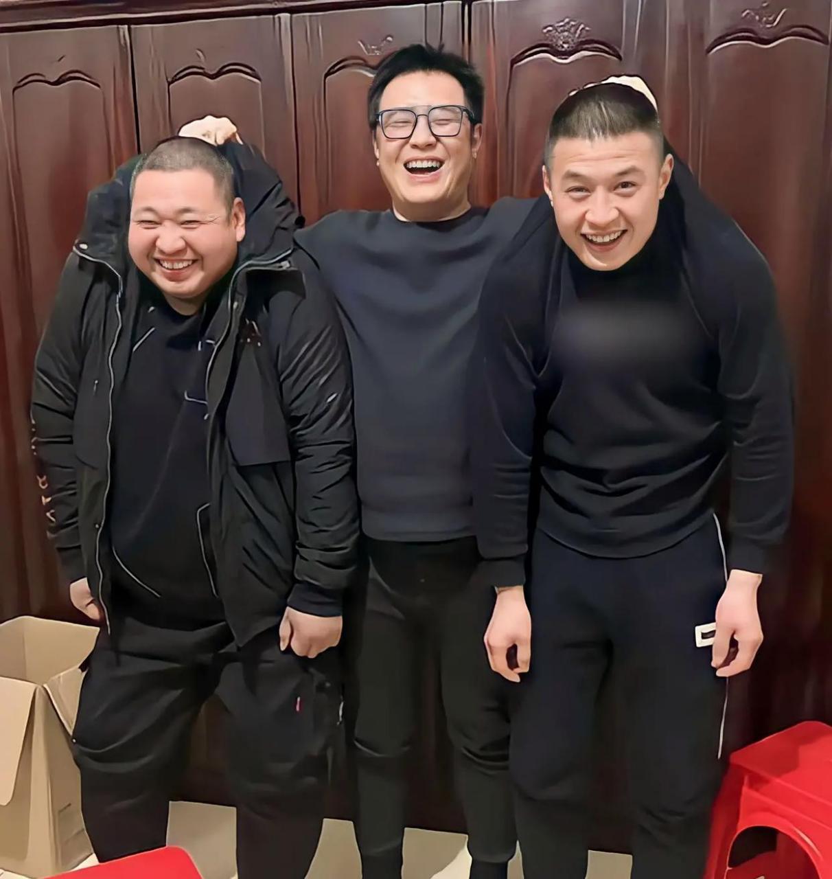 三十年前,三个好兄弟在一起合影,那时他们才十多岁,还十分的顽皮,就