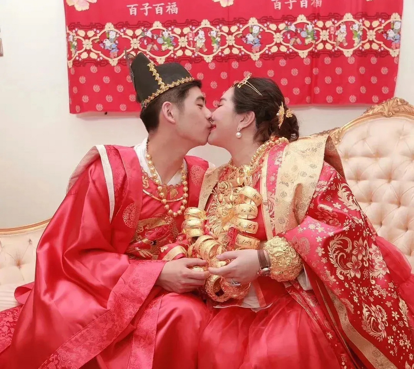 在三天的婚礼中,何超琼的礼服完全不重样儿,分别是一