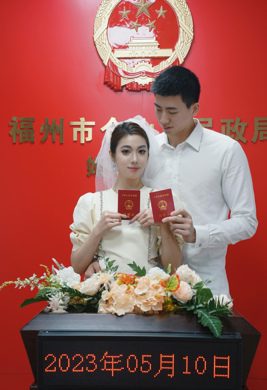 【中国男排副攻饶书涵领证】  沾沾喜气!