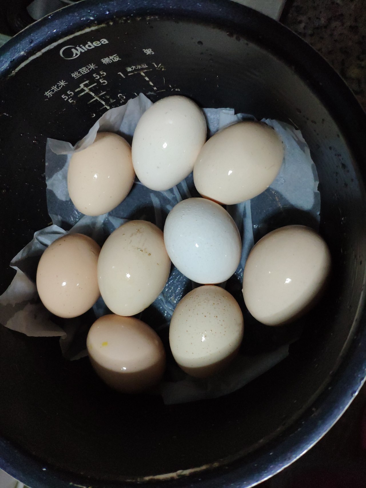 电饭煲煮鸡蛋,不用加入水,直接放上湿纸巾,煮20分钟,出锅.