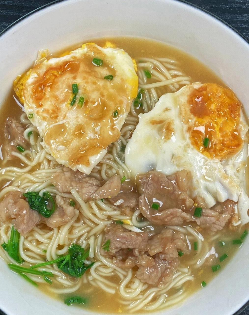 早餐来一碗炝肉荷包蛋焖面,暖胃又营养,食材:面条,瘦肉,鸡蛋,葱花