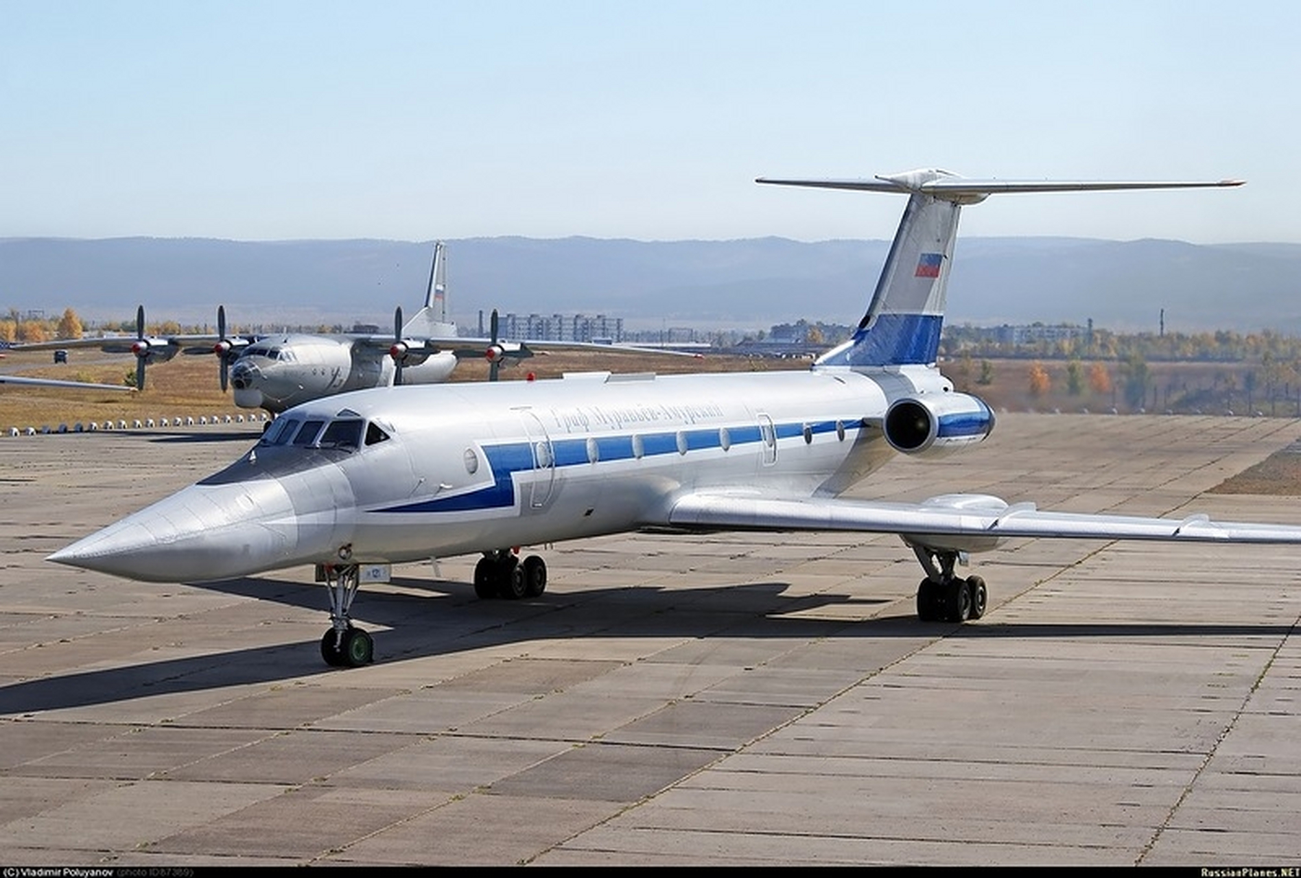 外形优雅 线条流畅 图-134ubl,它的机头和图160超音速轰炸机一模一样.