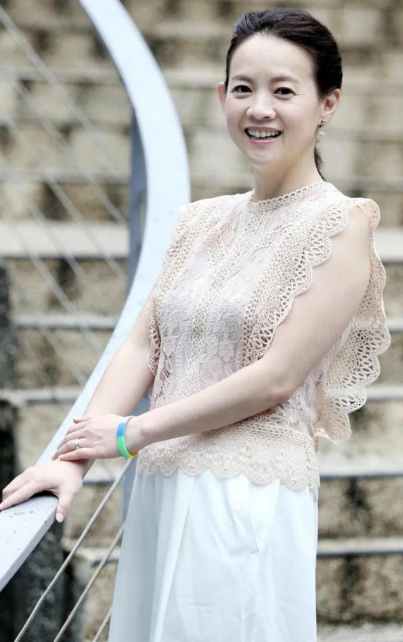 gif创作人# 曾宝仪的气质真好,蕾丝上衣复古时尚,白色阔腿裤清爽又