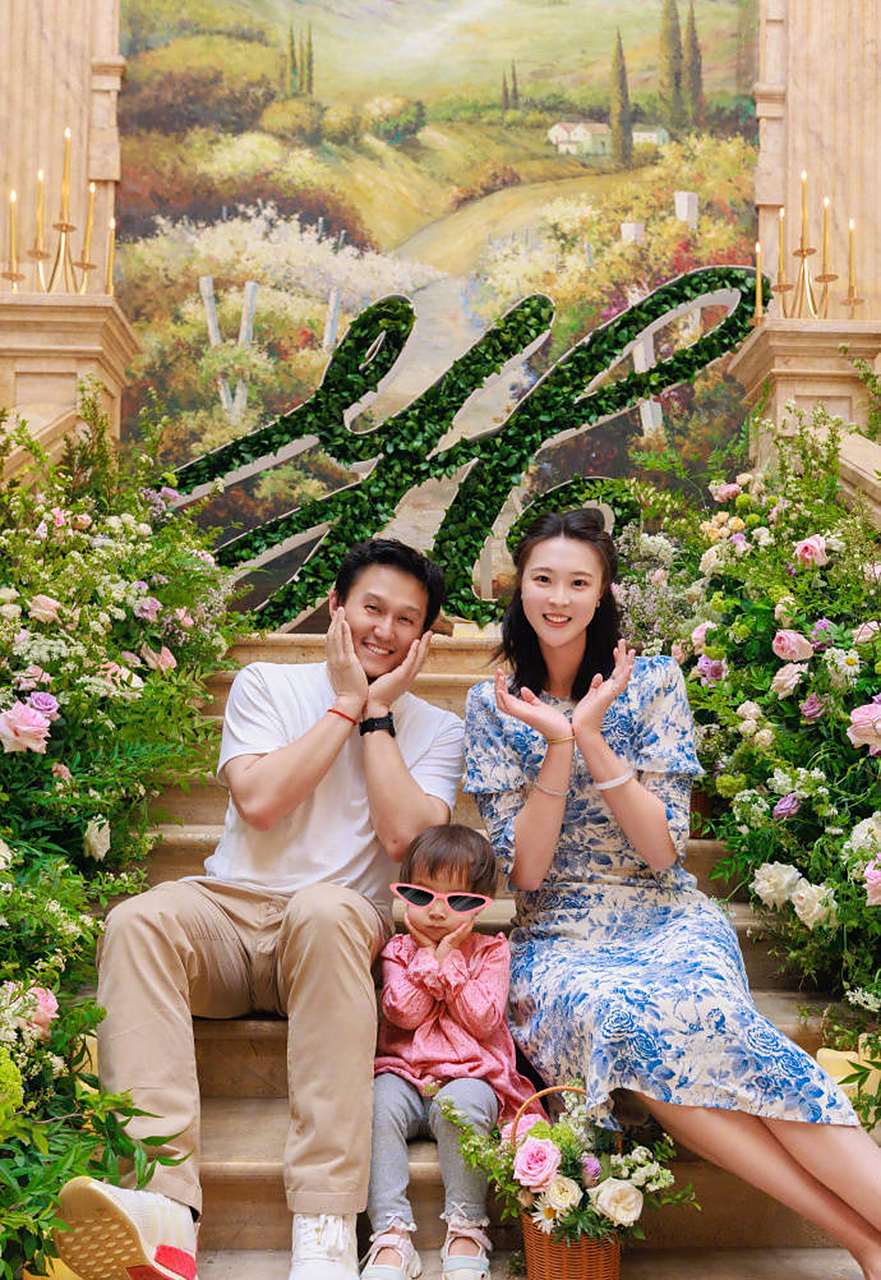 惠若琪晒全家福庆结婚五周年 和老公花丛中相拥