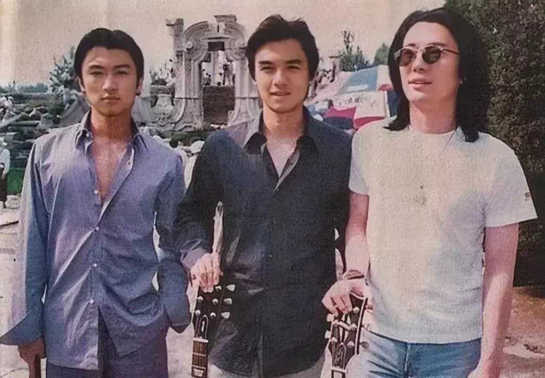 "回到当年,风华正茂的谢霆锋,冯德伦和郑钧一起合影,三位男神同框