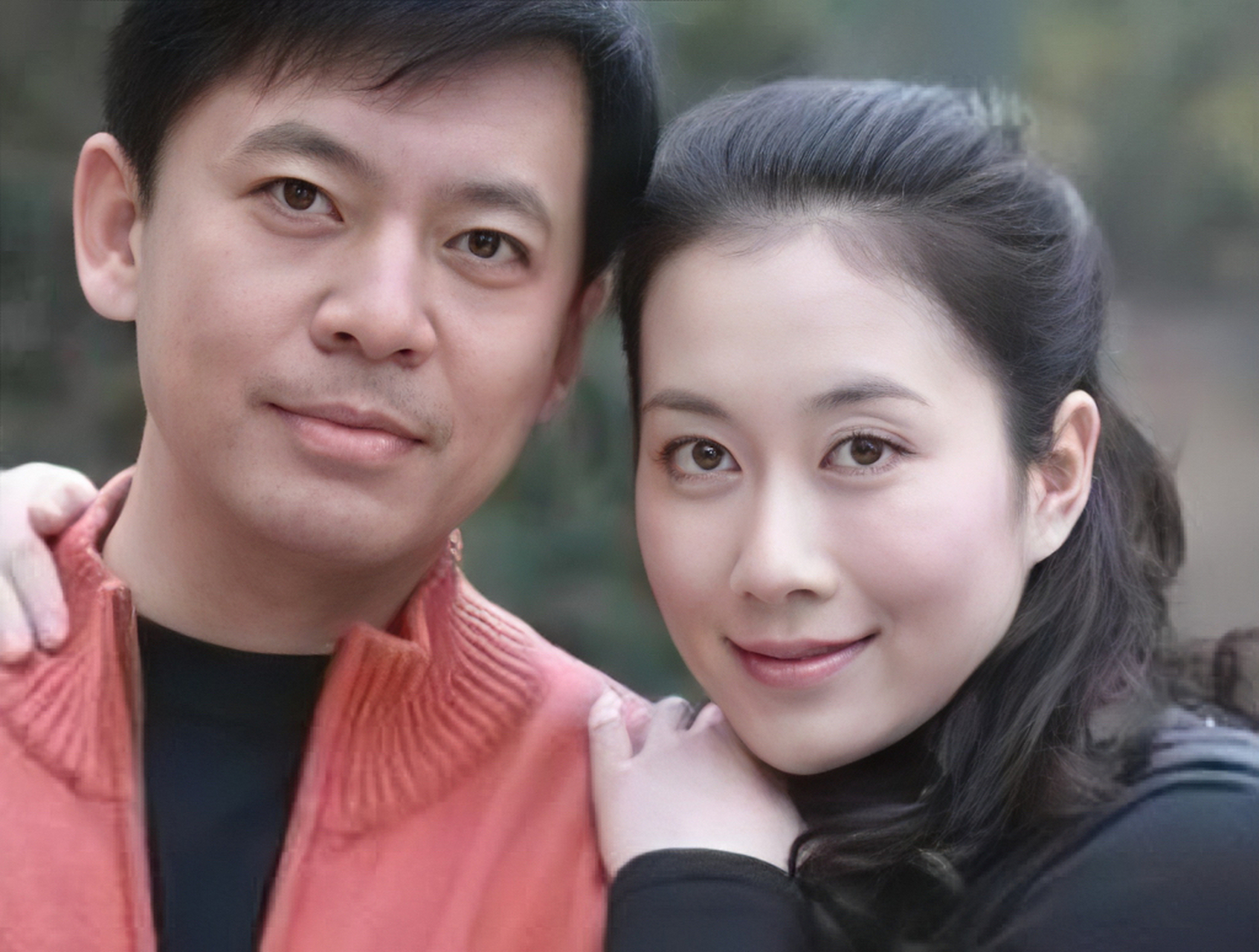 演员何政军和妻子的全家福.1987年,他错过巩俐,终究是有缘无分.