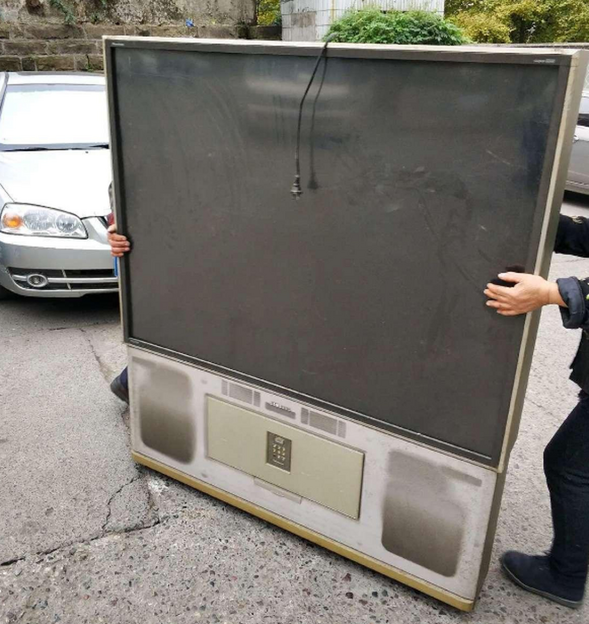 买的时候挤破头高价买,卖的时候,低价无人问!