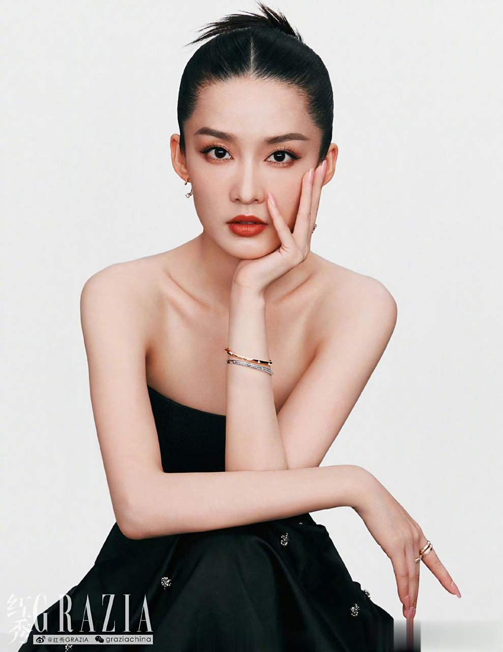 李沁冷脸vs笑脸  李沁最新封面大片来了,盘发造型酷飒十足,冷脸vs笑脸