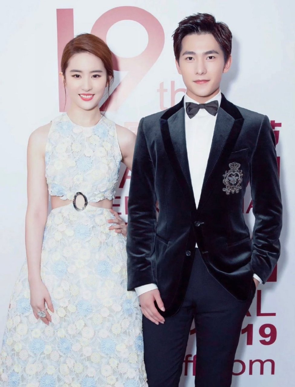 刘亦菲杨洋时隔六年同框拥抱# 大家赶快来看刘亦菲和杨洋共同出席