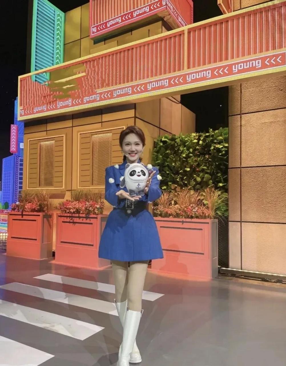 百家号星火计划# 央视美女主持人龙洋穿着连衣短裙显得很美很有气 ..