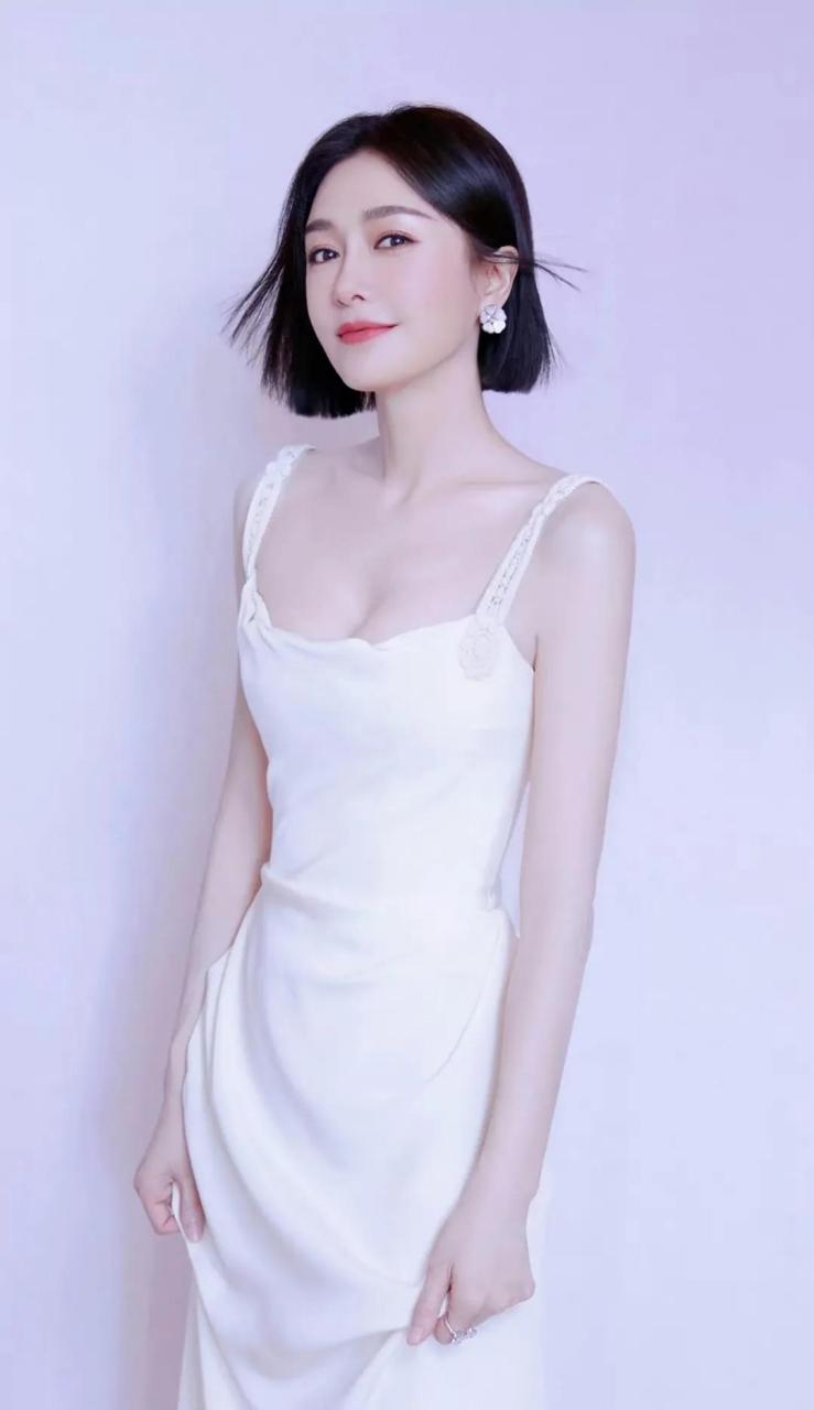 秦岚活动造型大片太美了!一袭白色吊带裙,纯白优雅尽显出众气质