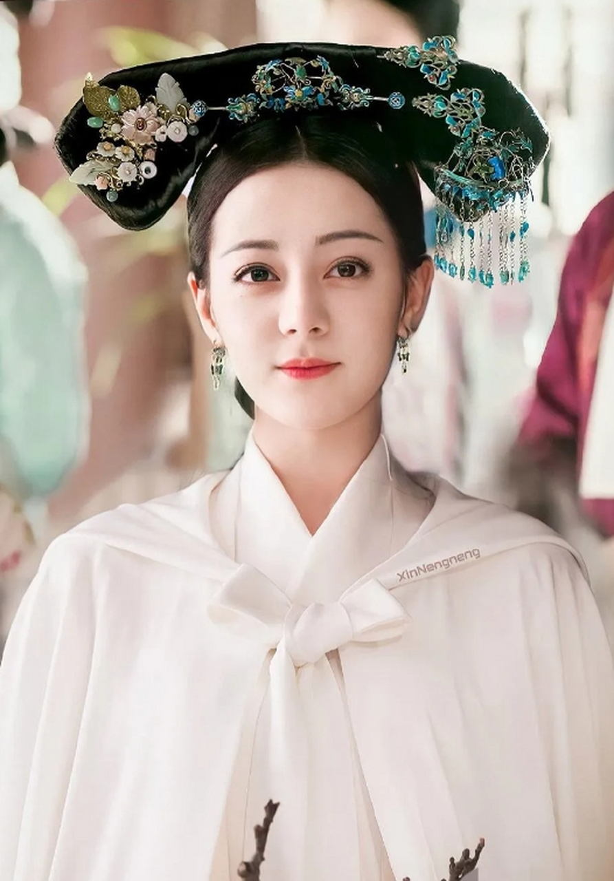 迪丽热巴好像没有演过清宫剧,这么一看她的清装旗头造型还是挺适合的