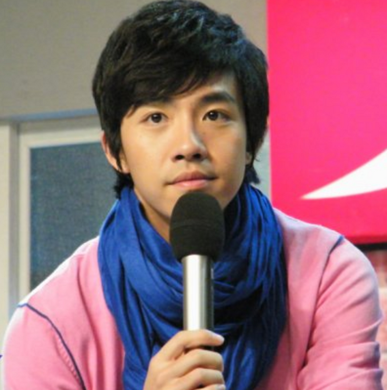 为了护卫selina,俞灏明背上