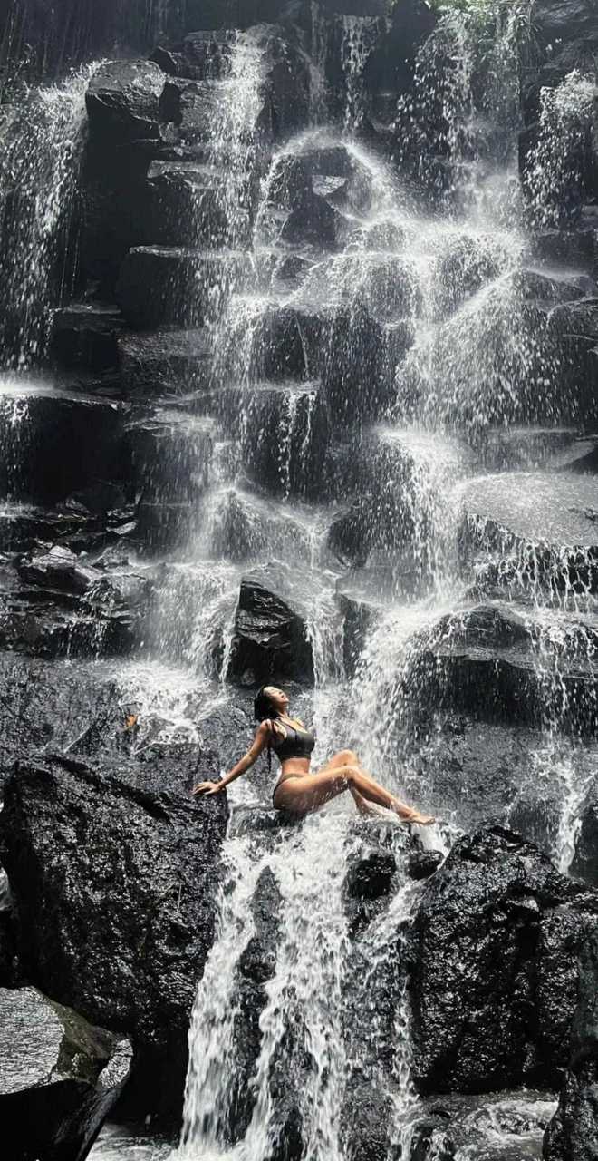 nba篮球主持人张曼源胆子是真的大,穿着比基尼站在瀑布下面洗头洗澡