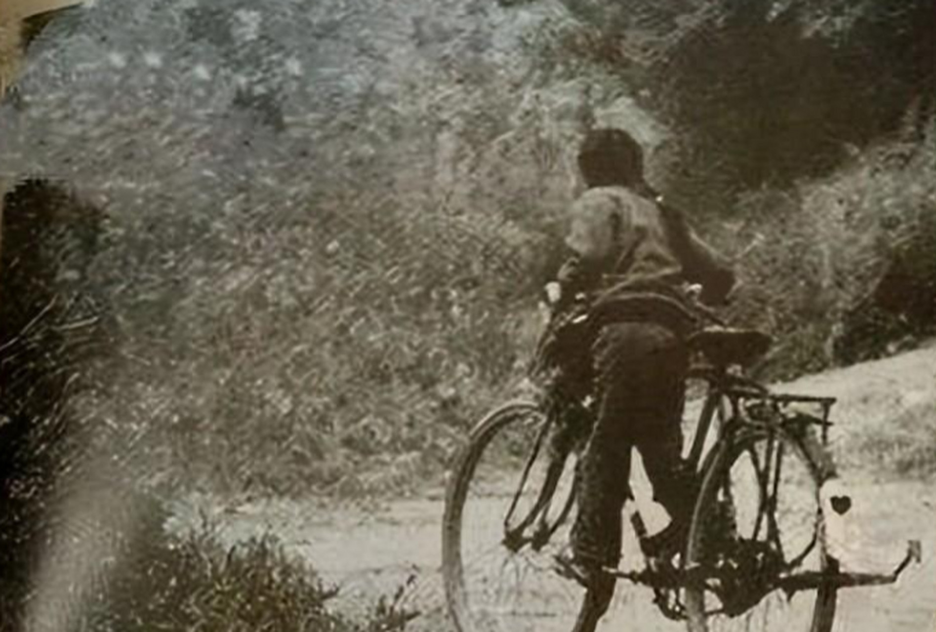 骑二八大杠的小女孩!30岁以下的人估计看不明白!